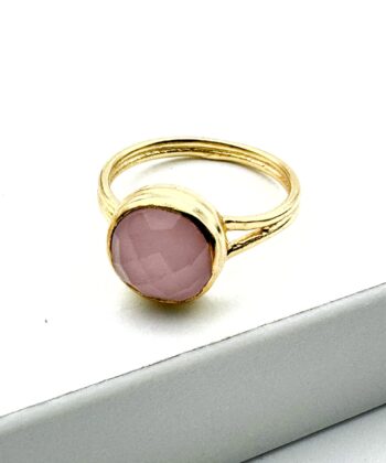 Justerbar ring med rosa halvædelsten på hvid baggrund