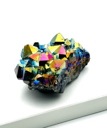 Rå regnbuefarvet metallisk krystal