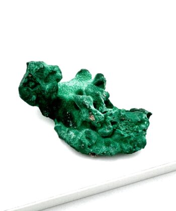 Grøn rå krystal på hvid baggrund