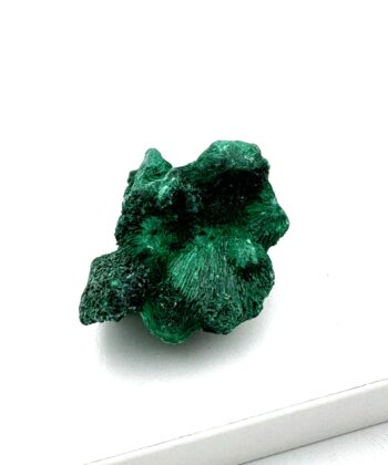 Grøn rå krystal på hvid baggrund