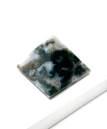 Dyb mørkegrøn pyramide i halvædelsten med beige detaljer