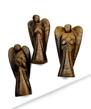 Tre brune engle med afrundede vinger