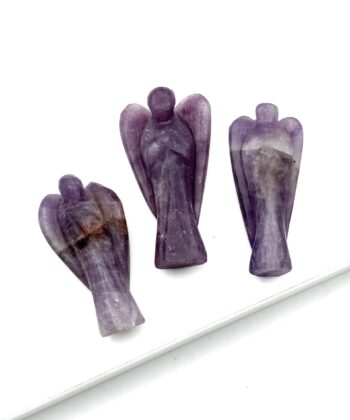 Tre engle af lilla halvædelsten