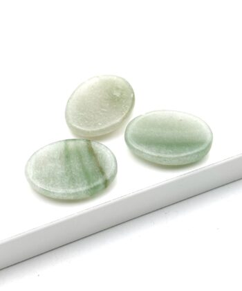 Tre lysegrønne worrystones i halvædelsten på hvid baggrund