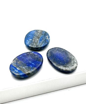 Tre kongeblå worrystones med grå og sølvfarvede detaljer
