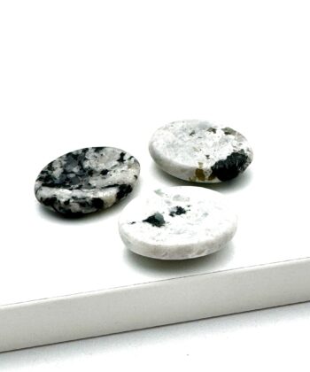 Tre hvide og sorte worrystones på hvid baggrund