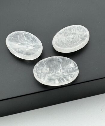 Tre hvide semitransparente worrystones på sort baggrund