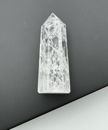 Klar søjle i halvædelsten på sort baggrund