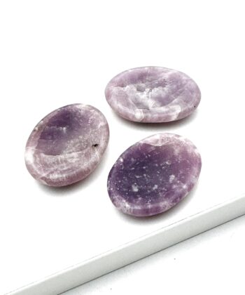 Tre lilla worrystones med hvide detaljer