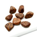 brune og orange slange jaspis krystaller på hvid baggrund