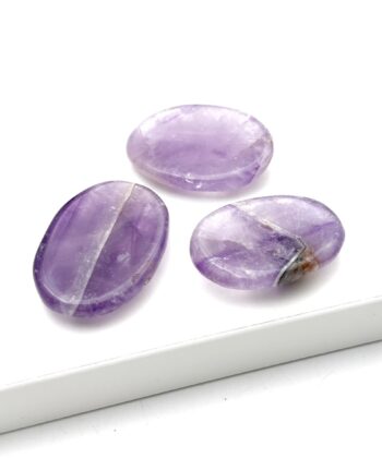 Tre lilla worrystones i halvædelsten på hvid baggrund
