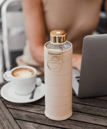 Eksklusive vandflaske til at lave beriget vand. Med elegant holder i beige kunstlæder.