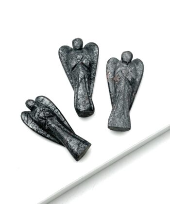 Tre sorte engle med sølvfinish i halvædelsten på hvid baggrund