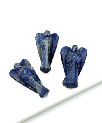 Tre blå engle med grå detaljer og afrundede vinger på hvid baggrund