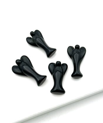 Fire sorte engle i halvædelsten på hvid baggrund