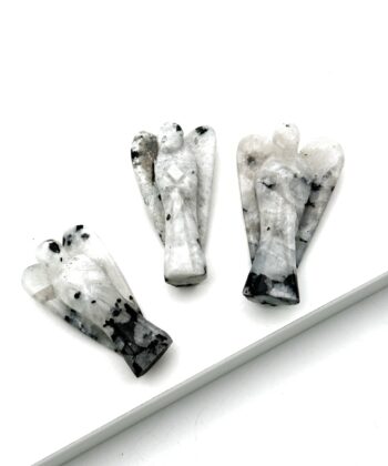 Tre grå engle i halvædelsten med sorte detaljer på hvid baggrund