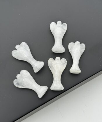 Fem hvide engle i halvædelsten fotograferet på sort baggrund