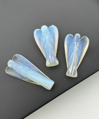 Tre semitransparente engle i opalit på sort baggrund