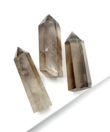 Røgfarvet spids på hvid baggrund