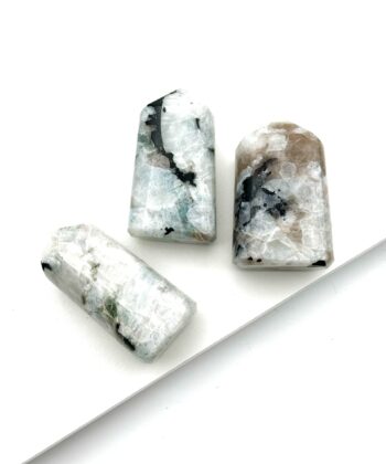 Månesten, Regnbue - Obelisk