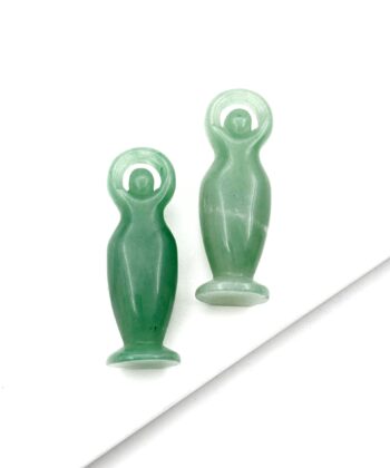 To grønne stående kvindefigurer af halvædelsten