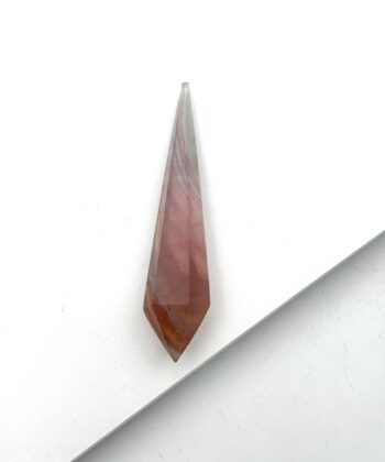 Prisme af halvædelsten i rosa nuancer