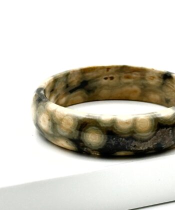 Bredt armbånd af halvædelsten i sorte og lyse nuancer