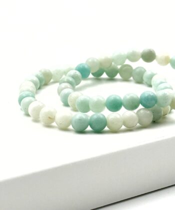 Lyse blågrønne og råhvide elastik armbånd af halvædelsten