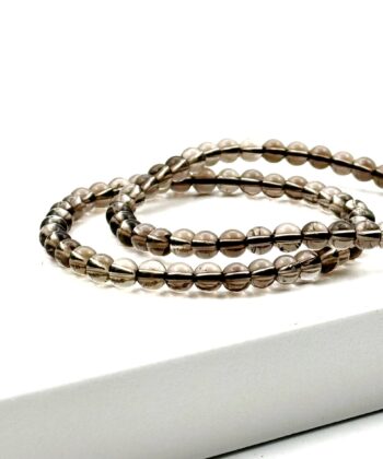 Røgfarvet armbånd på hvid baggrund