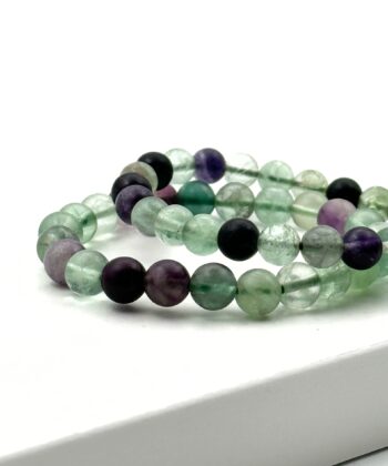 Elastik armbånd af flourit med grønne og lilla perler