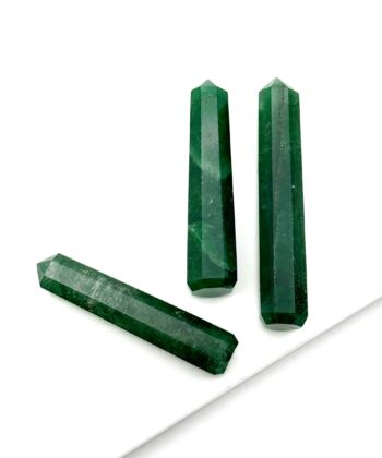 Tre dybgrønne søjler af halvædelsten