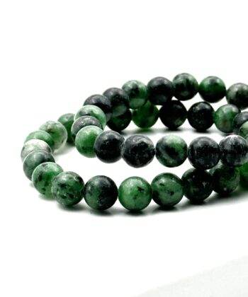 Armbånd med grønne og sorte kugler på hvid baggrund