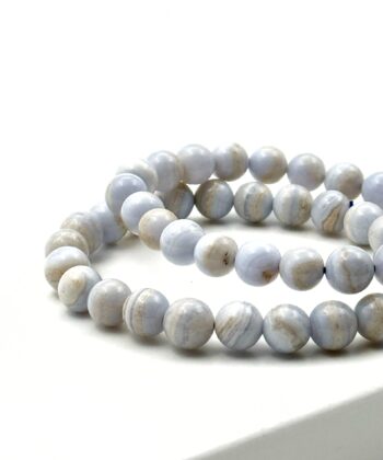 Elastik armbånd af halvædelsten i hvide nuancer