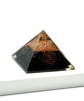 Orgonit - en klar pyramide med indstøbte krystaller