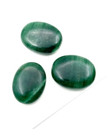 Tre grønne polerede lommesten af halvædelsten