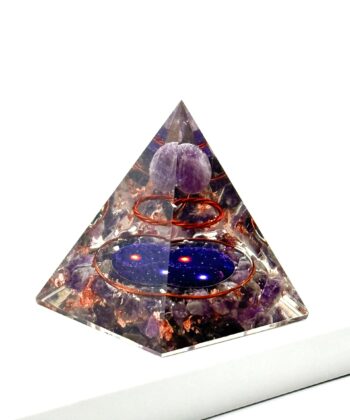 Orgonit - en klar pyramide med indstøbte krystaller