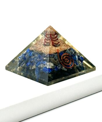 Orgonit - en klar pyramide med indstøbte krystaller