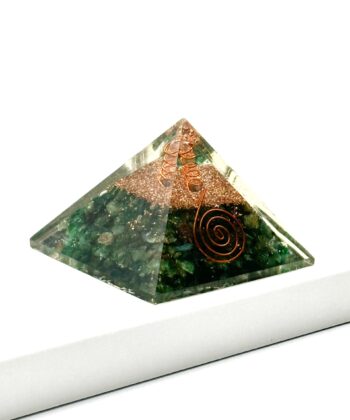 Orgonit - en klar pyramide med indstøbte krystaller