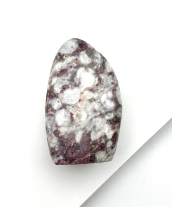 Lilla og hvid poleret sten der kan stå