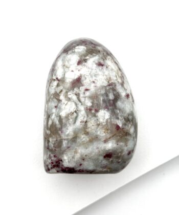 Hvid sten med grå og pink plamager på hvid baggrund