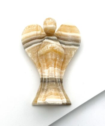 Gul engel af halvædelsten med fine grå og hvide striber