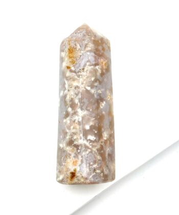 Søjle af halvædelsten i sarte beige og hvide nuancer