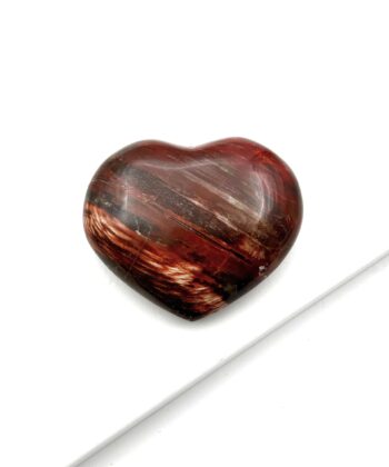Rødt poleret hjerte i halvædelsten