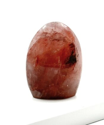 Rød stående poleret halvædelsten