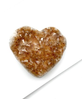 Rå karamelbrunt hjerte af krystal