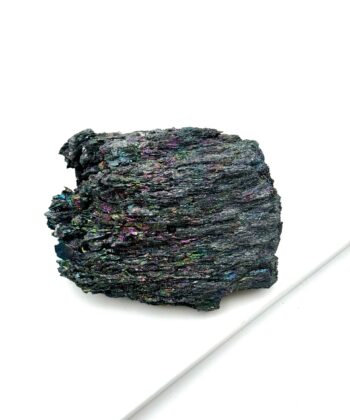 Rå metallisk regnbuefarvet sten