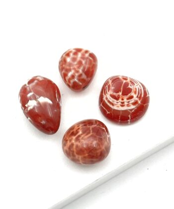 Polerede rødlige sten med hvide detaljer