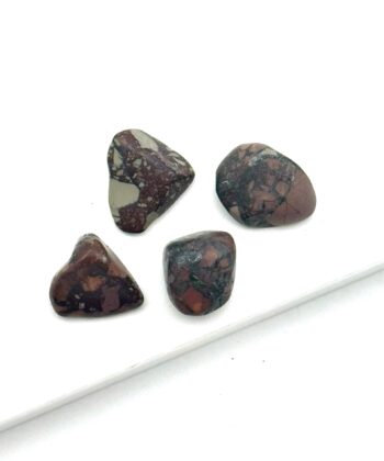 Brune polerede sten med grønlige detaljer