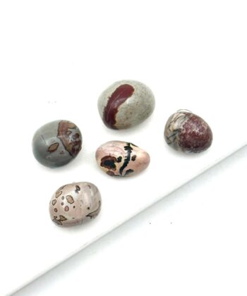 Polerede sten i varme og grå farver