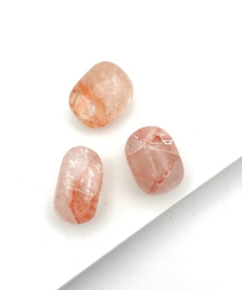 Polerede lyserøde sten